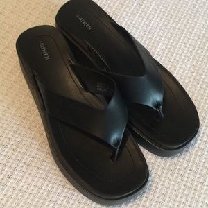 Faux Leather low Platform Thing Black Sandals